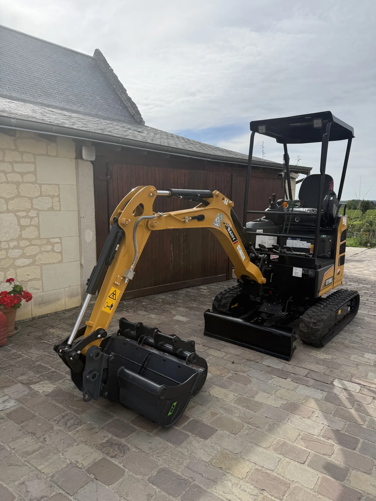 🚜 Nouvelle livraison à Chinon (37) ! 🍇 — LIVRAISON SANY SY18U - mini pelle — à CHINON, Indre-et-Loire