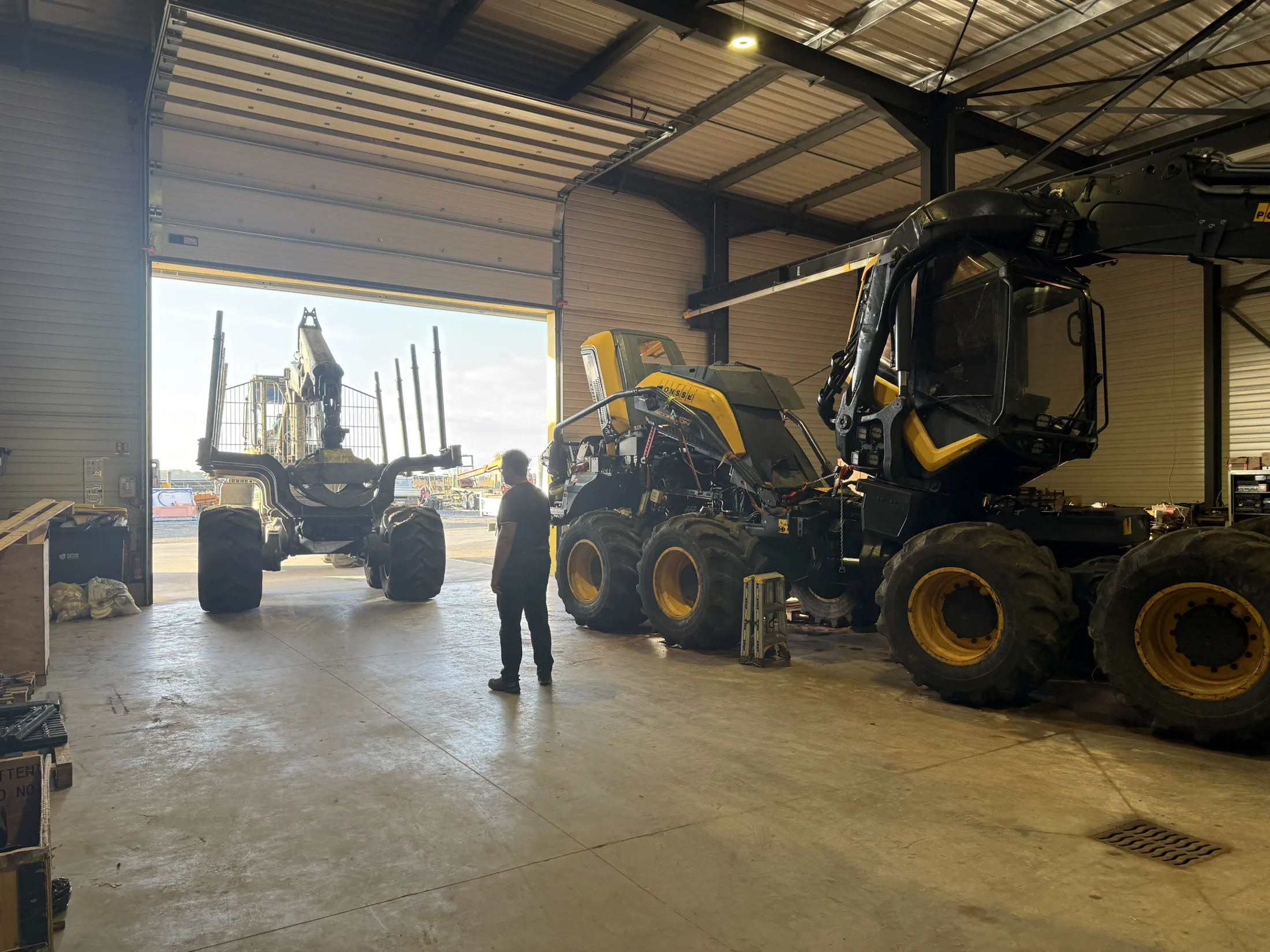 Atelier principal DYNA avec matériels forestiers PONSSE