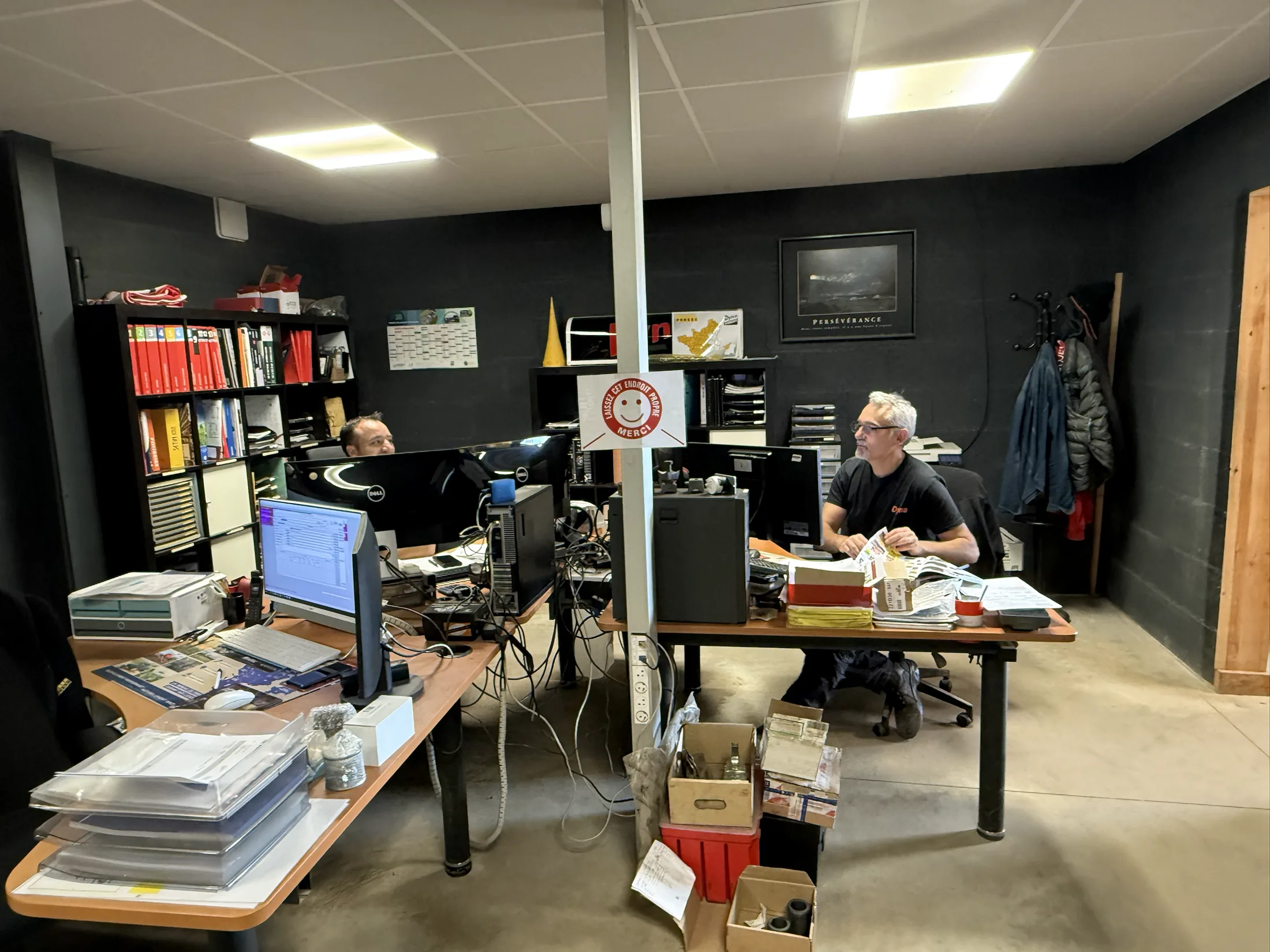 Magasinier DYNA au comptoir pièces et SAV