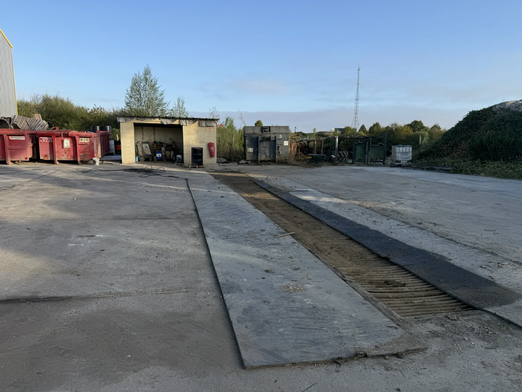 Zone de lavage pour poids lourds et engins